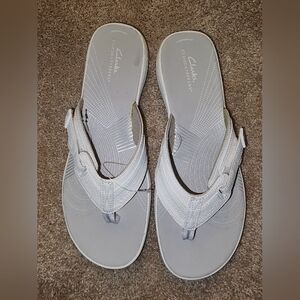 New Clarks Cloud Steppers Flip Flop Women's Light Gray Sandals Size 11
